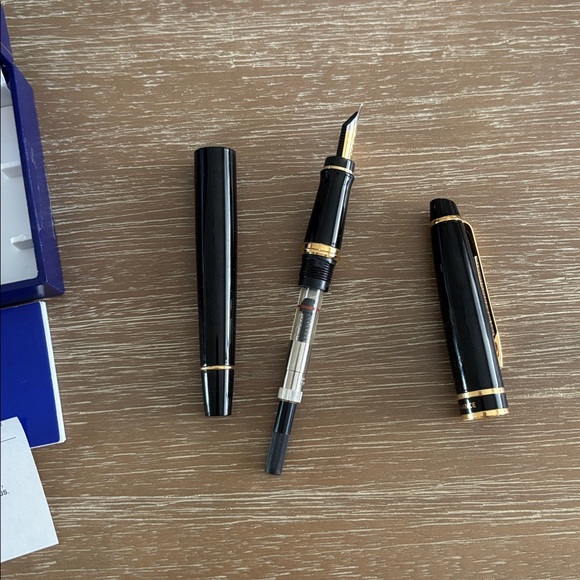 Waterman Expert Fountain Pen in Black with Gold Trim NEW - Picture 13 of 13
